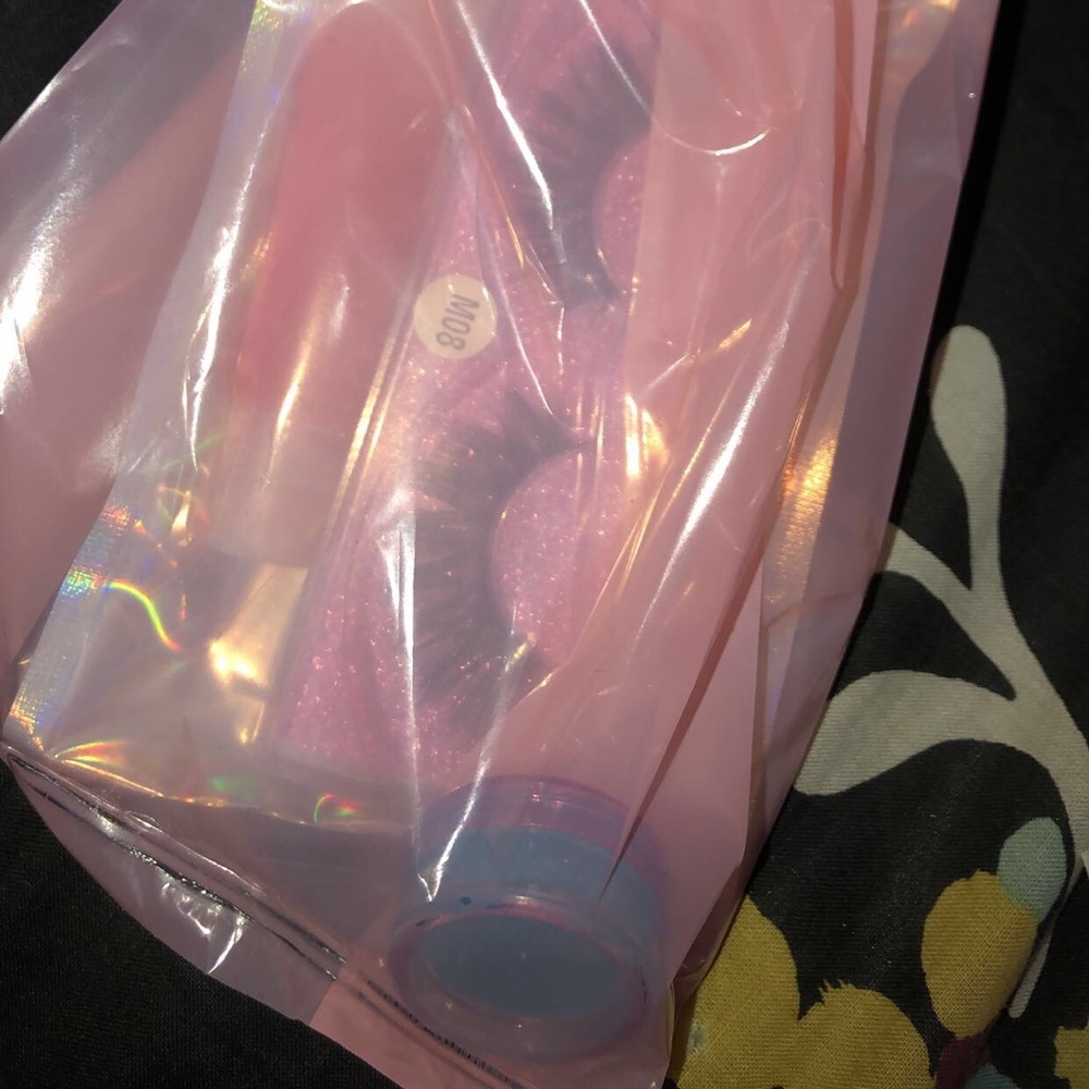 Lashes - Picture 2 of 3